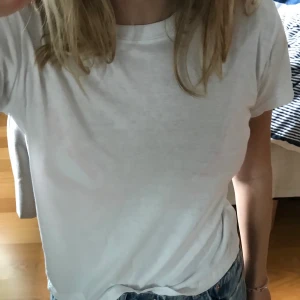 Vit t-shirt - T-shirt i storlek 146/152, simpel, bra skick och passar till allt💕