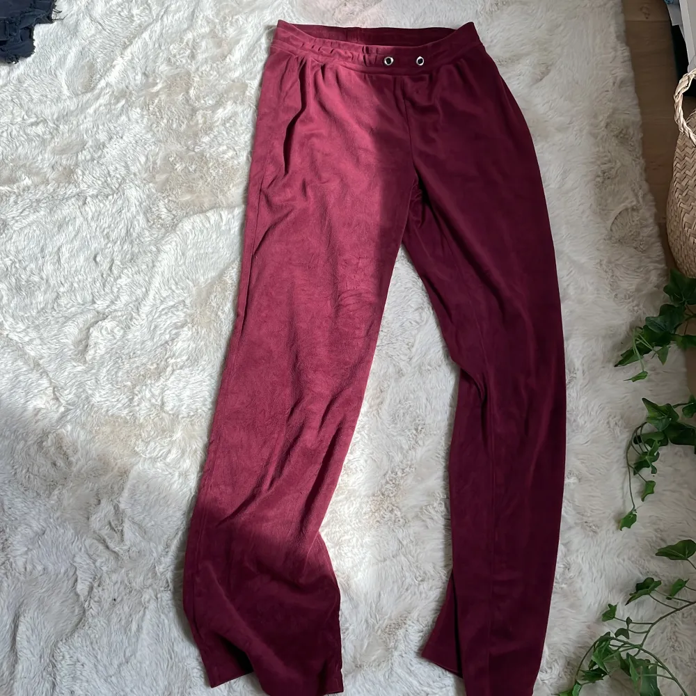 Ett par mjukisbyxor från Gina tricot i en mörk röd färg, snörena är tyvärr borta men om man har några snören är de nog lätt att sätta på🥰. Jeans & Byxor.