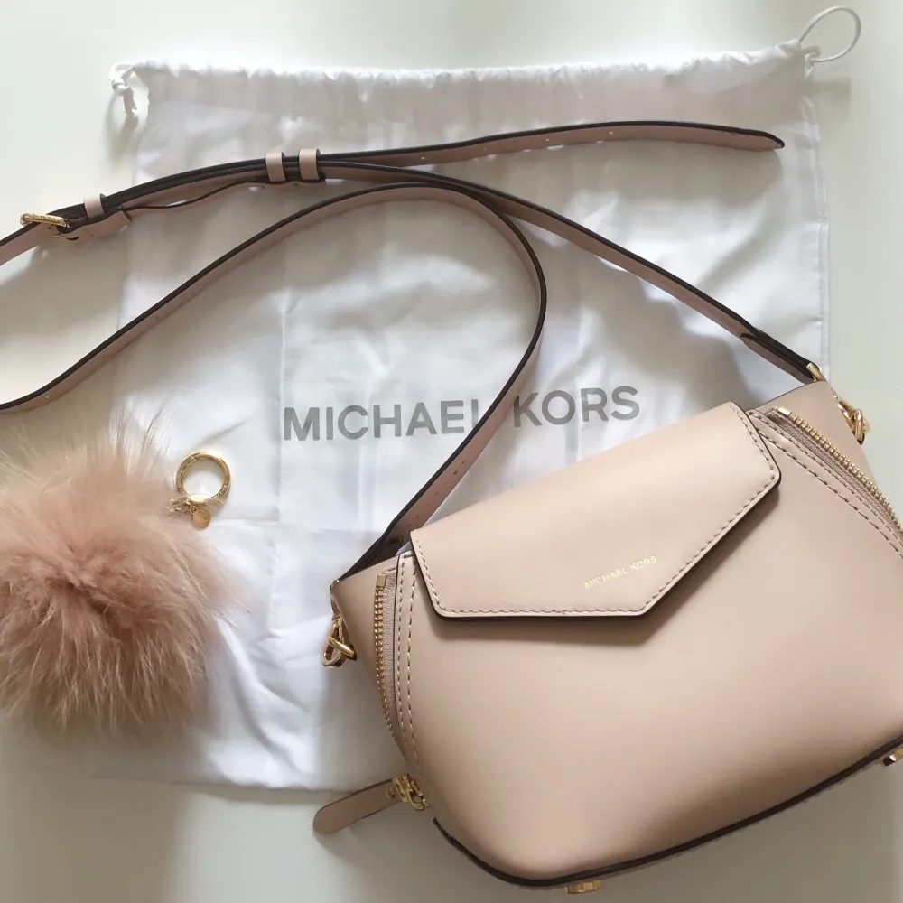 Så fin rosa/beige Michael Kors väska som jag fick i julklapp för ett par år sen💕 Bara använd fåtal gånger å så fint skick! Dustbag kommer med. Betalning via swish och köparen står för frakten🫶🏼. Väskor.