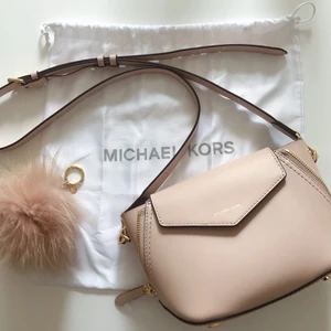 Michael Kors väska - Så fin rosa/beige Michael Kors väska som jag fick i julklapp för ett par år sen💕 Bara använd fåtal gånger å så fint skick! Dustbag kommer med. Betalning via swish och köparen står för frakten🫶🏼