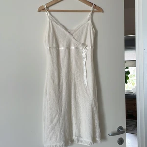 Klänning med spets  - Klänning med spets. Cremefärgad. Märke Zoul. Storlek 38. 