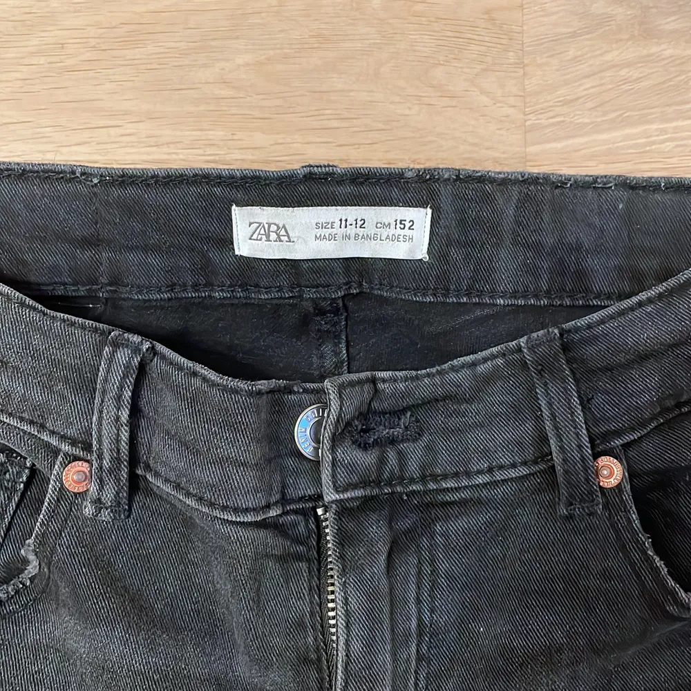 Zara jeans i storlek 152 men passar mig i längden och midjan som en 24/30💕 dom är flare och low rised. använda fåtal gånger❤️. Jeans & Byxor.