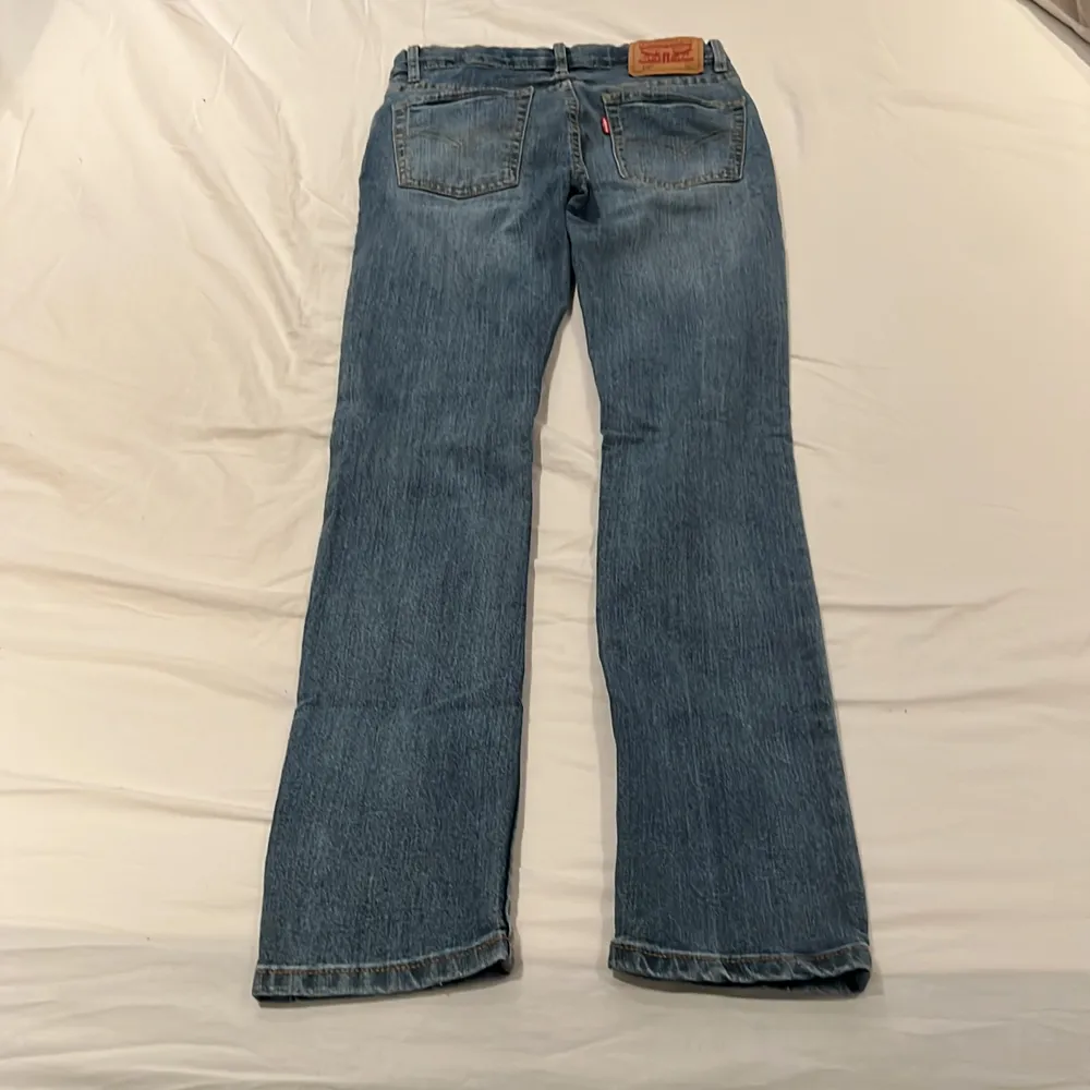 Säljer ett par Levis jeans som är näst intill aldrig använda  Ny pris: 1099kr. Jeans & Byxor.