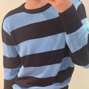 Brandy Melville Brianna Cotton Thick Striped Sweater - Snygg Brandy tröja, perfekt för höst och vinter i en oversized passform.  Tillverkad av 100% bomull och ursprungligen 375 kr 🍂
