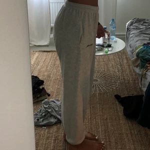 Gråa mjukisar från urban outfitters - Jätte sköna iets frans mjukisar