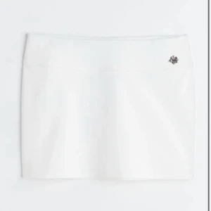 Vit kjol - Säljer min jättefina vita kjol ifrån HM i storlek xxs/xs 🤍