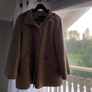Säljer min fina kappa från zara❤️den är beige och i storlek M. Nypris ca 700, säljer för 180+frakt(79kr)🥰