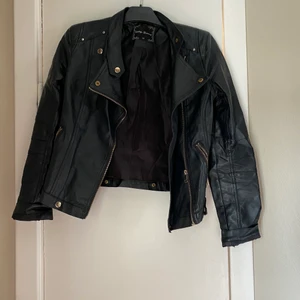 Skinnjacka  - Skinnjacka, gott skick, använts fåtal gånger