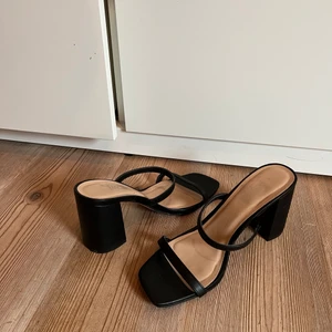 Klackskor - Superfina enkla svarta klackar. Köpta här på plick, men aldrig blivit använda🤎