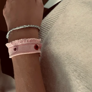 Tygarmband - Tygarmband - Manour. Färg: Rosa. Pris: 199kr. Kontakta vid intresse! 👀✨🤍  (Köpare står för frakt)