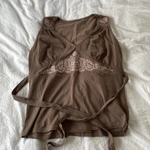 Linne - Köpt på secondhand. Jättefin. Står inte storlek men skulle tippa på S. Skriv om ni har andra frågor