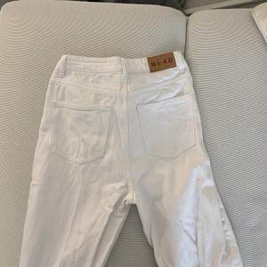 Jättefina vita midrise jeans från NA-KD, säljer pga att de är för små tyvärr :( de har använts några fåtal gånger!🤍🤍köparen står för frakt