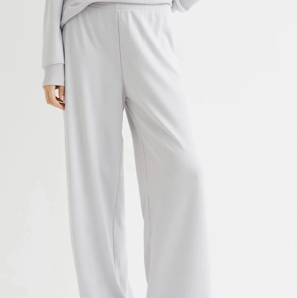 Säljer dessa trendiga byxor från H&M i färgen grå som har en normalhög midja med resår samt raka ben. Skulle säga att dessa passar någon som är mellan 159-163cm. Frakten ingår ej i priset. . Jeans & Byxor.