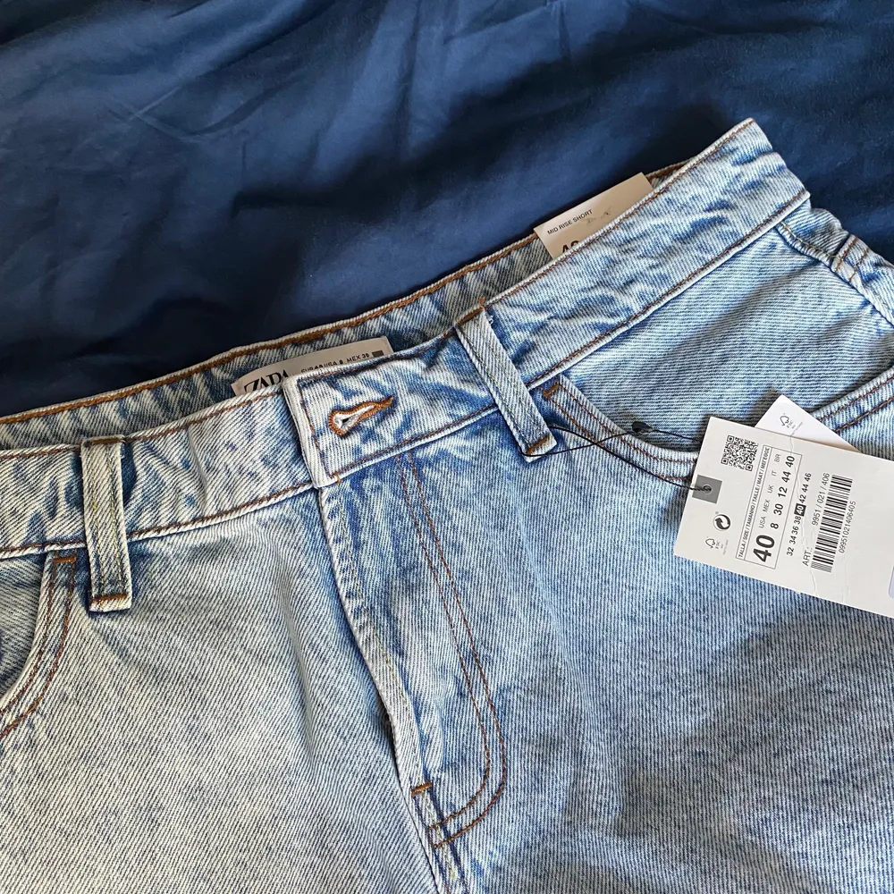 Ett par så snygga jeansshorts i mid rise modell från Zara i storlek 40. Aldrig använda med lappar kvar. Skriv privat för fler bilder eller vid frågor☺️. Shorts.