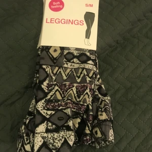 Leggings, nya - Helt nya leggenings fortfarande i förpackning! Super skönt material och fint mönster!❤️ OBS fraktpris ändras om köp ej sker via plick! 