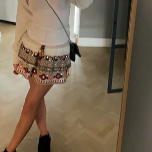 Trendig Zara kjol - Säljer den här trendiga kjolen från Zara som är slutsåld, den är i strl S och är använd 2 ggr och är i som i nytt skick❤️ Köparen står för frakten❤️