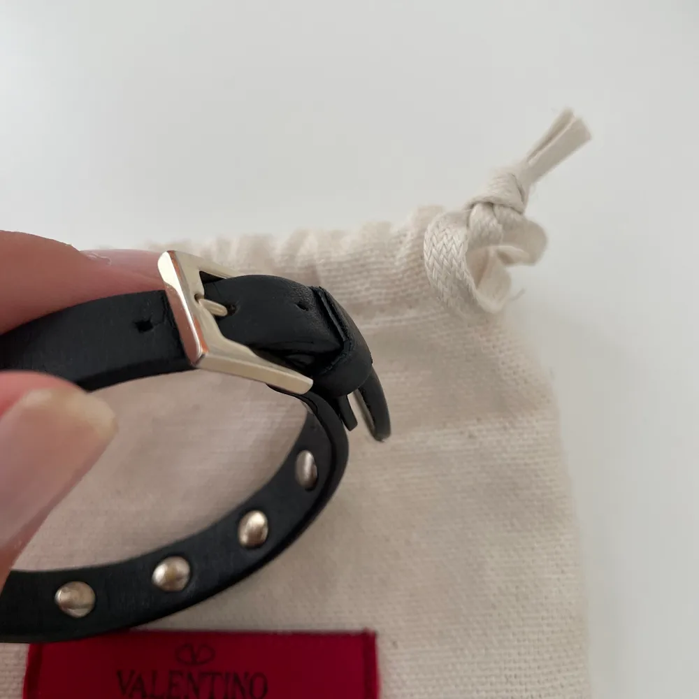 Ett mycket snyggt och ballt armband som är väl använt men trotts det i ganska bra skick, den har lite defekter vid spänningen men annars ingenting som syns när det väl används💘🥰 inköpt på NK för ca 2000kr ⚠️NYTT DIREKTPRIS 950kr ⚠️ . Asusteet.