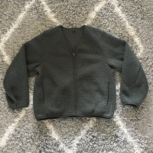 Sweater Cardigan - färg: dark green 💘  Jag köpte den för 600 kr 💌 veryyy cozy and comfy ❄️