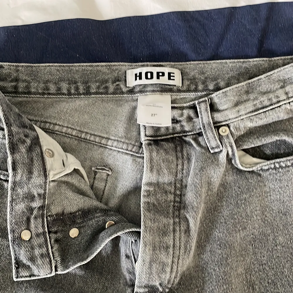 Säljer mina hope rush denim pga för små. Nypris: 1400kr  Skick: 7/10. Jeans & Byxor.