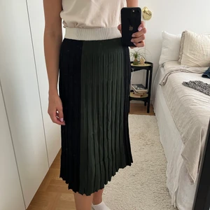 Plisserad kjol finstickad  - Fin att ha till kontoret eller skolan. Lång och stretchig midja.