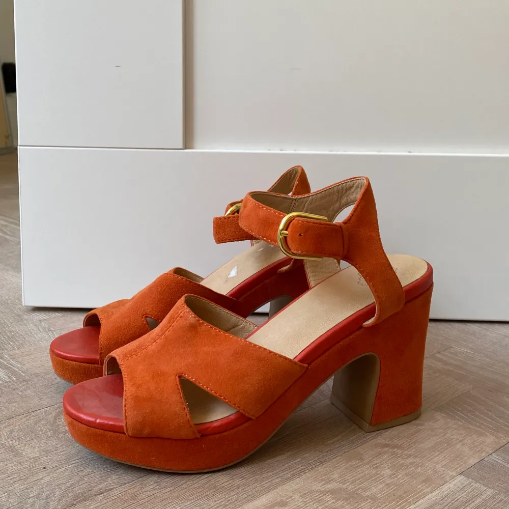 Klackskor i orange från märket Vagabond. Höjd på klacken är ca 8 cm. Väldigt sköna att gå i!  Skorna köptes till ett specifikt tillfälle men har ej använts sedan dess - är därför i mycket gott skick!. Skor.