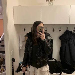 calvin klein puffer jacket - jätte fin calvin klein jacka i glansigt material storlek s i nyskick pris 1000kr! 