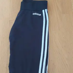 Adidas leggings i bra skick. Storlek M