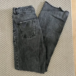 Zara Jeans - Långa raka slutsålda zara jeans. Går ner till marken på mig som är 175cm. Storlek 38 och sparsamt använda.