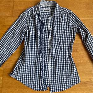 En jättesöt Marc O’Polo rutig skjorta i storleken 38 med en fin detalj i mitten ❤️ Säljer den då min morsa inte använder den. Den har bara blivit använd 2-3 gånger så den är i jättebra skick!! 