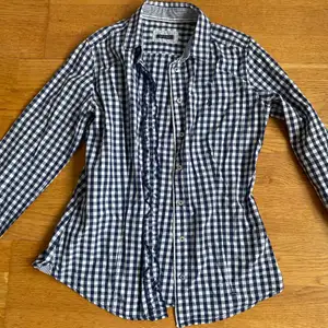 En jättesöt Marc O’Polo rutig skjorta i storleken 38 med en fin detalj i mitten ❤️ Säljer den då min morsa inte använder den. Den har bara blivit använd 2-3 gånger så den är i jättebra skick!! 