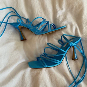 Blå klackar - säljer dessa superfina blå klackarna med snörning från NAKD. Helt oanvända då de inte passar mig riktigt. Har bredare fot o dessa är gjorda för en lite smalare. Nypris är 500kr på deras hemsida. Frakt 66kr tillkommer 🥰