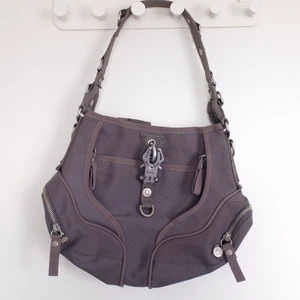 George gina & lucy väska - Ikonisk George gina & lucy handväska🧚‍♀️ Väldigt bra skick, har bara en liten fläck på baksidan, se bild, men inget som syns på avstånd. Färgen stämmer mest överens med de första två bilderna. Mått 30 x 25 cm🍀