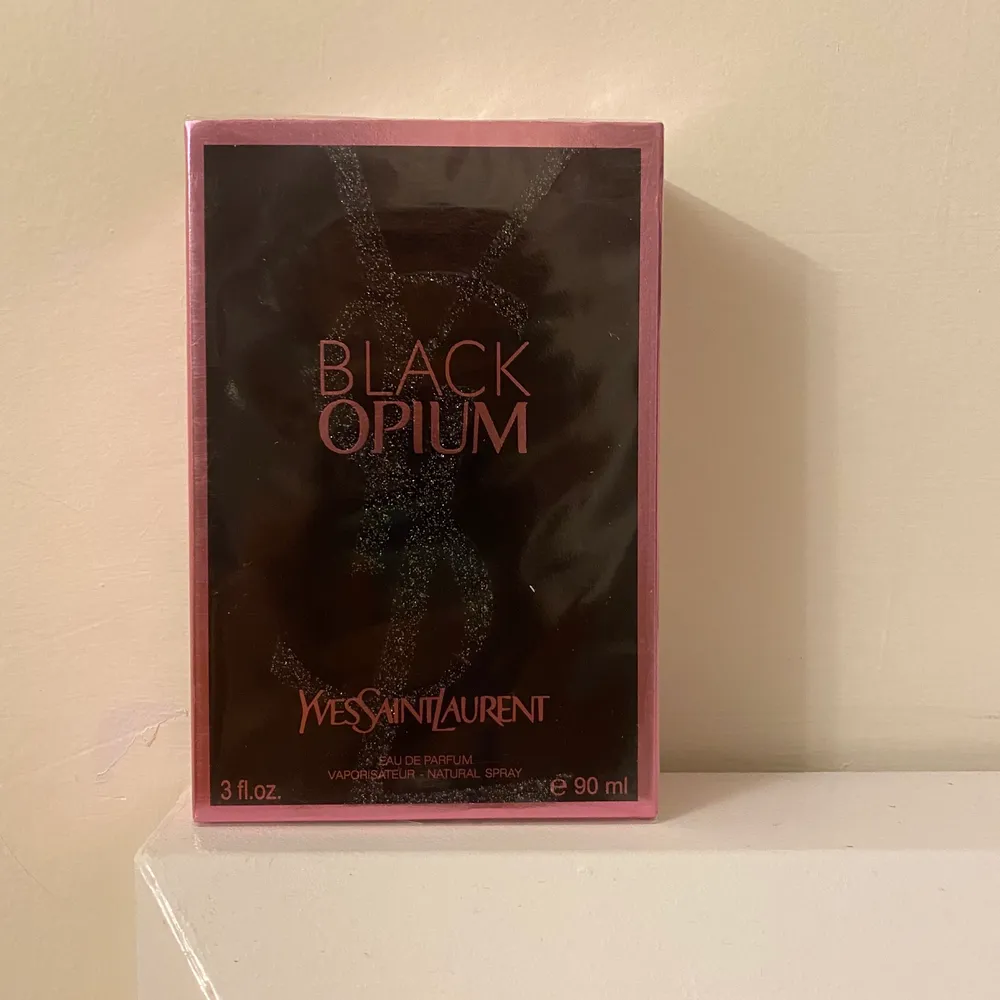 INTRESSEKOLL! Säljer min helt nya OÖPPNADE 90 ml black opium parfym! Tyvärr har jag en likadan därför säljer jag den! Originalpris runt 900-1200kr, säljer för 660kr men pris kan diskuteras🤍 Köparen står för frakten❤️🫶🏼. Parfym.