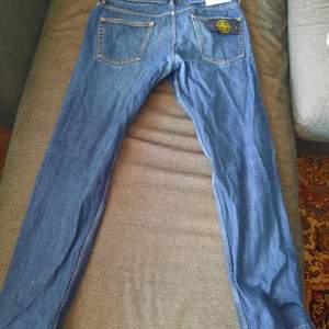 Straight jeans som är uppsydda från 34 till 32 i längd. 