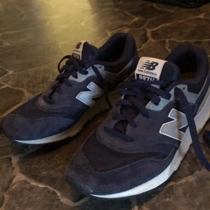 New balance 997h - Nypris 899, I väldigt bra skick använd fåtal gånger, storlek 40 men passar 39-42 ungefär, pris kan diskuteras