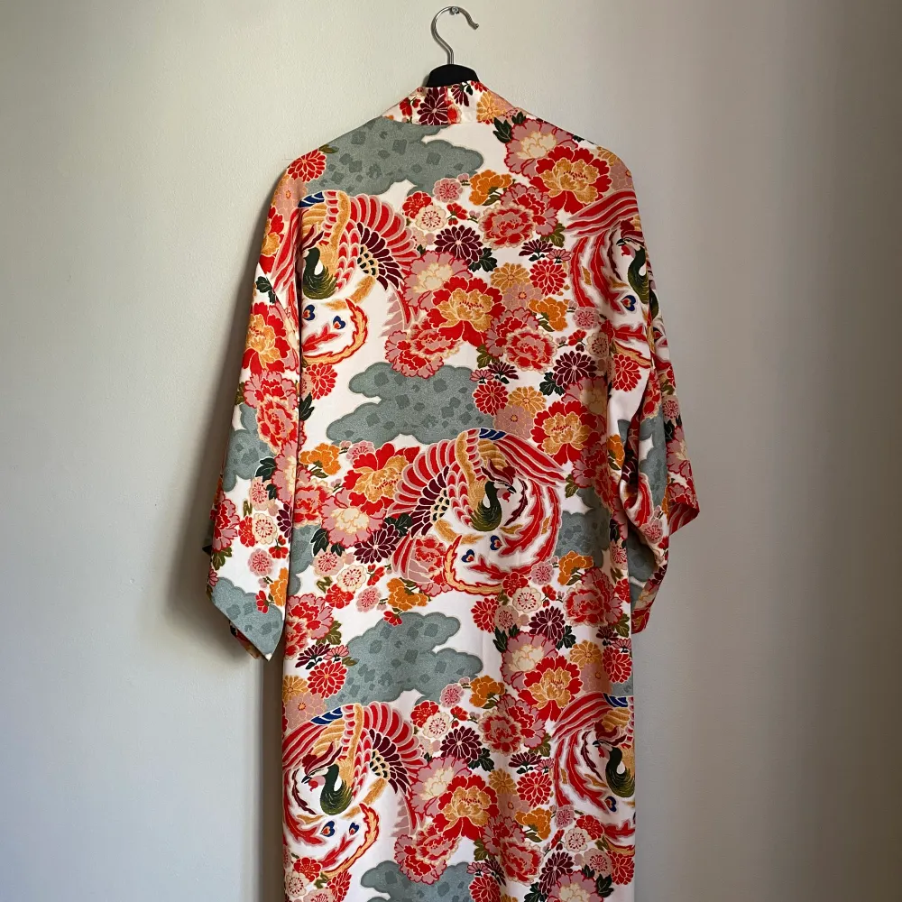 Mönstrad Kimono från Zara. Att S/M, så gott som nyskick. Hämtas i Råsunda eller skickas mot fraktkostnad. . Jackor.