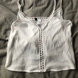 Linne - Vitt linne med fina detaljer