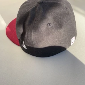 Keps/ LA keps - Hej, säljer min Miami heat keps använt som nytt inget fel med den. Vi kan sänka priset lite om det behövs 