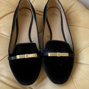 Loafers - Ett par fina loafers (lite i ballerinastil) från Zara. Har små fina rosetter i guld upptill. Knappt använda och är därför i fint skick!   Storlek 37 