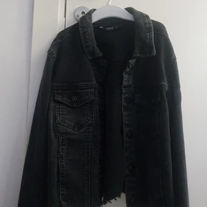 En jeans jacka i färg svart - Materialet e bra strlk m-s 