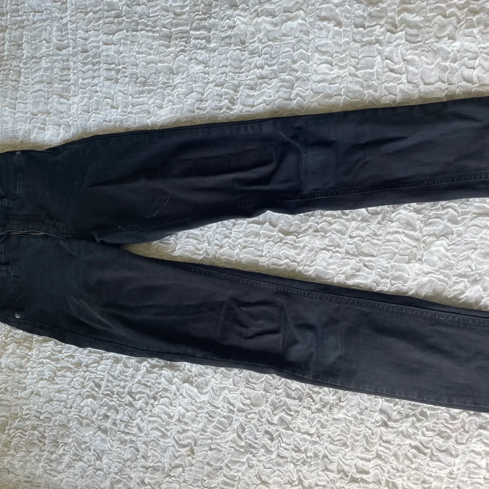 Svarta skinny jeans, Gina tricot modell: Molly, storlek Xs, anväda mycket men de är inte så slitna, ordinarie pris: 300 kr. Jeans & Byxor.