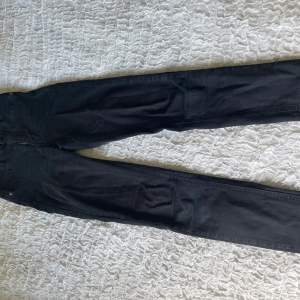 Svarta skinny jeans, Gina tricot modell: Molly, storlek Xs, anväda mycket men de är inte så slitna, ordinarie pris: 300 kr