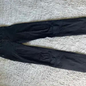 Svarta skinny jeans, Gina tricot modell: Molly, storlek Xs, anväda mycket men de är inte så slitna, ordinarie pris: 300 kr