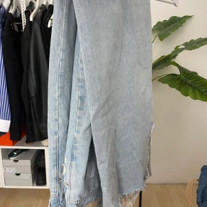 Zara full lenght jeans - Skitsnygga jeans från zara med slits ner till. Str 40