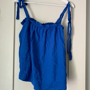 Toppar från Hm - Två fina toppar från hm!  Den blå toppen storlek S Den vita toppen storlek XS  Båda superfina att ha till ett par shorts på sommaren. Säljer då jag inte använder längre❤️❤️☀️