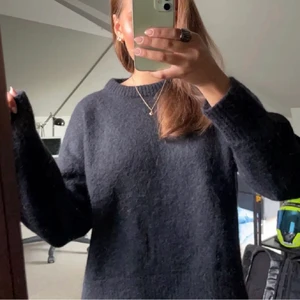 Stickad tröja - Superfin stickad tröja från bikbok i storlek M. Så fin verkligen!! Säljes då den inte används. KÖP DIREKT 370kr