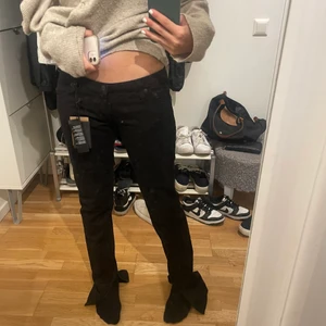 Dsquared2 Jeans - Helt nya jeans med slits ifrån Dsquared2, aldrig använda med prislapp på.  NYPRIS 2600💖 Säljes då de ej kommit till användning. Storlek 42 men passar 34-38 då de är små i storleken