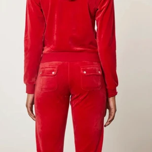 Juicy byxor röd, xs - Jag skulle vela sälja dessa byxor för ca 1000 kr pga att dom är för små. Om någon skulle vela köpa dessa röda juicy byxor skriv till mig❤️