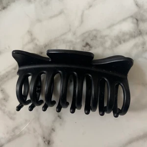 Svart hårklämma  - Svart hårklämma från primark, säljs pga ingen användning, 6kr+frakt
