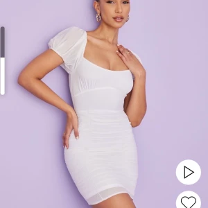 Vit klänning nelly - Helt ny klänning från Nelly.com. Prislappen kvar endast testad. Nypris 599 kr 